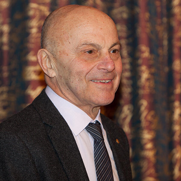Eugene F. Fama 尤金F. Fama