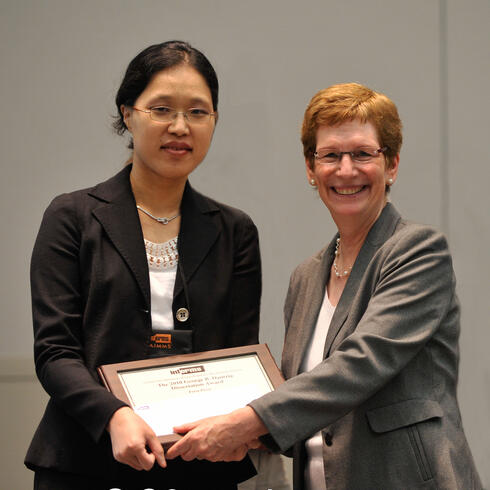 Minsun Kim，第一名，和Susan Albin, INFORMS总裁