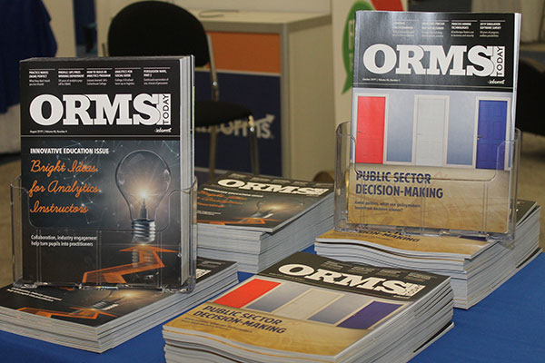 Orms今天杂志设置在展览表上，为人们带走“title=