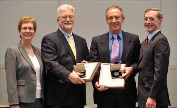 INFORMS主席Susan Albin(最左)和委员会成员John Birge(最右)侧翼Kimball奖章获得者James Bean和Lawrence Wein。