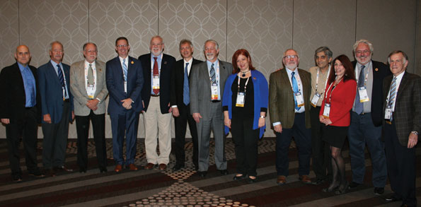 INFORMS总裁Ed Kaplan(最左)和委员会主席Jim Dyer(最右)在与2016年INFORMS年会在田纳西州纳什维尔举行的特别午餐会上欢迎2016届研究员。