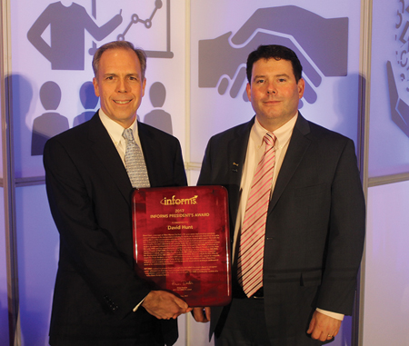David Hunt(左)从Brian Denton(右)手中接过INFORMS总裁奖。